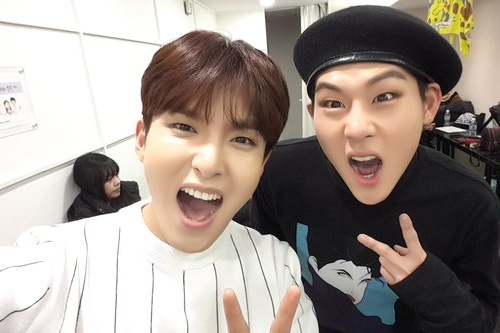 SUPER JUNIORのリョウクが、新人アイドルグループMONSTA X(モンスタエックス)のジュホンとの仲良しツーショットを公開した。写真：リョウクのツイッター