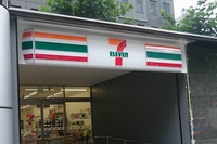 コンビニエンスストア大手3社、セブンイレブン・ジャパン、ファミリーマート、ローソンの2015年3～11月期決算が出揃った。写真は、都内のセブンイレブン店舗。