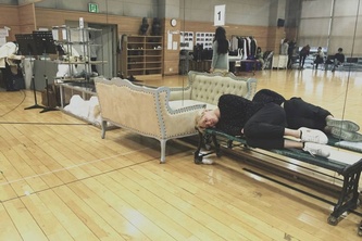 JYJのジュンスが、ミュージカル稽古場での無防備な姿を公開した。