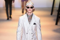 ヴェルサーチ 2016-17年秋冬メンズコレクションをライブ配信