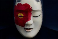 彫刻家・淺野健一の新作展「monstrum」東京・青山で開催、正体不明の存在からの警告を面や兜で表現