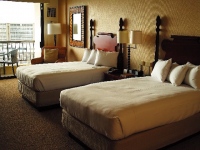 急阪神ホテルズが運営している「大阪新阪急ホテル」は阪急梅田駅に直結しており、JR大阪駅や大阪市営地下鉄梅田駅、阪神電車本線梅田駅などからも近い。