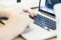 通販・ECサイトはその規模の拡大に技術職の数が追いついておらず、慢性的な人材不足に見舞われているといわれる。ちなみに次の入社先を決めてから退職をした人は54.3%。年収があがるとその割合も高くなり「今より良いところがあれば」とじっくりと選んでいることも分かった