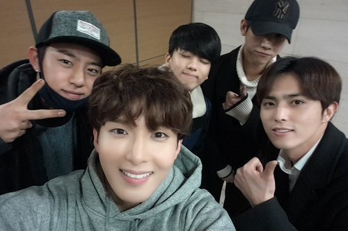 SUPER JUNIORのリョウクが、B.A.PとZE:Aのメンバーらと撮った微笑ましい写真を公開した。写真：リョウクのツイッター