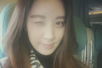 少女時代のソヒョンが、中国へ向かう機内で撮ったキュートなウインクショットを公開した。