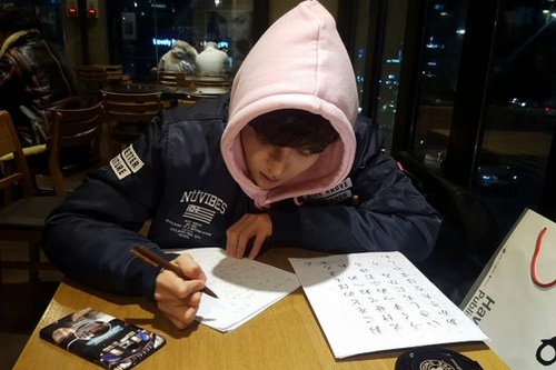 SUPER JUNIORのリョウクが、ツイッターで日本語を勉強する姿を公開した。写真：リョウクのツイッター