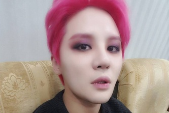 JYJのジュンスが、ミュージカル「ドラキュラ」のメイクで撮ったアンニュイなセルフィーを公開した。