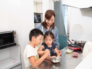 20代の半数以上が専業主婦(夫)になりたいと思っている——SUUMOが子どもを持つ共働きの夫婦300人(男女それぞれ150人)に「共働きの生活に関するアンケート」を行ったところ、驚きの結果に。 20代の半数以上が専業主婦(夫)になりたいと思っている——SUUMOが子どもを持つ共働きの夫婦300人(男女それぞれ150人)に「共働きの生活に関するアンケート」を行ったところ、驚きの結果に。