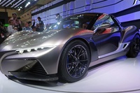 彫りの深い特徴的なフロントフェイス。ディテールにこだわりデザインしたスポーツカーの提案モデル「SPORTS RIDE Concept」は、昨年の東京モーターショー会期中に話題となったモデルのひとつだ