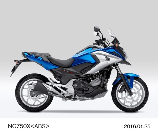 ホンダが26日発売する、直列2気筒750ccエンジンを搭載した大型スポーツバイク「NC750X」（グリントウェーブブルーメタリック）（写真提供：ホンダ）