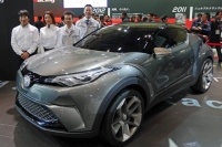 ニュル24時間に参戦する「C-HRレーシング」チーム、左からドライバーの影山正彦氏、佐藤久美氏、大阪晃弘氏らメカニックの面々