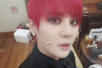 JYJのジュンスが、ミュージカル「ドラキュラ」の楽屋で撮ったガウン姿を公開した。