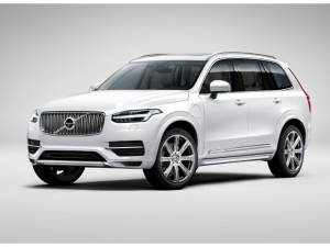 新型XC90のPHEVのパワーユニットは、2リッター直列4気筒のスーパーチャージャー付き直噴エンジン「T6」と駆動用モーターをセットアップした。トランスミッションは8速オートマティック(8AT)を組み合わせる。価格は1009.0万円
