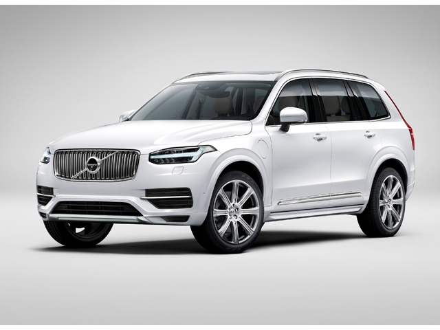 新型XC90のPHEVのパワーユニットは、2リッター直列4気筒のスーパーチャージャー付き直噴エンジン「T6」と駆動用モーターをセットアップした。トランスミッションは8速オートマティック(8AT)を組み合わせる。価格は1009.0万円