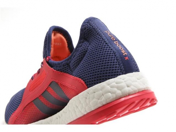 女性専用モデルのランニングシューズ「PureBOOST X」（写真提供：アディダス）