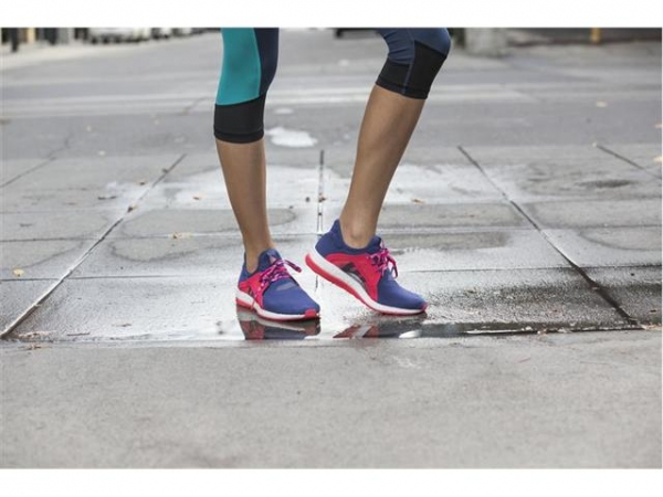 女性専用モデルのランニングシューズ「PureBOOST X」（写真提供：アディダス）