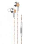 ハイレゾ音源対応インナーイヤーヘッドホン「E700MW」と「ご注文はうさぎですか??」とのコラボレーションモデル(オンキヨー&パイオニアイノベーションズの発表資料より) ハイレゾ音源対応インナーイヤーヘッドホン「E700MW」と「ご注文はうさぎですか??」とのコラボレーションモデル(オンキヨー&パイオニアイノベーションズの発表資料より)