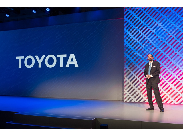 トヨタが米国シリコンバレーに設立した、人工知能技術の研究開発を行う新会社Toyota Research Institute, Inc.(TRI)は、体制および進捗状況を米国ラスベガスで開催された「2016 International CES」で公表した。登壇したのは、TRIの最高経営責任者(CEO)であるギル・プラット(Gill A. Pratt)氏 トヨタが米国シリコンバレーに設立した、人工知能技術の研究開発を行う新会社Toyota Research Institute, Inc.(TRI)は、体制および進捗状況を米国ラスベガスで開催された「2016 International CES」で公表した。登壇したのは、TRIの最高経営責任者(CEO)であるギル・プラット(Gill A. Pratt)氏