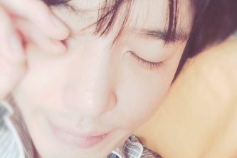 CNBLUEのチョン･ヨンファが、午後に遅めのお目覚めショットを公開した。