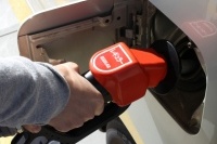 27日の経済産業省資源エネルギー庁の発表によると、25日時点のレギュラーガソリン1リットル当たりの全国平均小売価格は115円20銭で、前週より2円値下がりした。