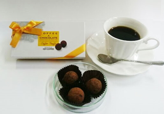 キーコーヒー＜２５９４＞（東１）は、全国のキーコーヒー直営ショップと通販サイトのＫＥＹ　ＣＯＦＦＥＥ通販倶楽部で、オリジナルのコーヒー入りクリームを詰めたチョコレートと氷温熟成珈琲をセットにした「バレンタイン限定コーヒーセット」を、２月１４日（日）まで発売する。