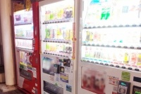 日本は言わずとも知れた「自動販売機大国」だ。飲料自販機だけでも約250万台が点在し、今もなお増え続けている。しかし、その一方で飲料メーカーは消費者の「自販機離れ」に頭を抱えているという。
