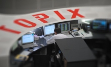 日経平均の前引けは１万７８６４円７０銭（５３銭安）、ＴＯＰＩＸは１４６１．８５ポイント（０．８２ポイント安）、出来高概算（東証１部）は１３億１３９５万株。