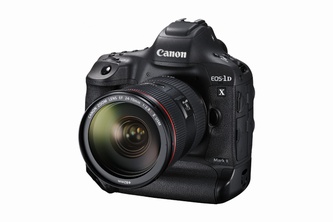 キヤノンが4月下旬に発売予定のデジタル一眼レフカメラのフラッグシップモデル「EOS-1D X Mark II」（EF24-70mm F2.8L II USM装着時）（写真:キヤノン発表資料より）