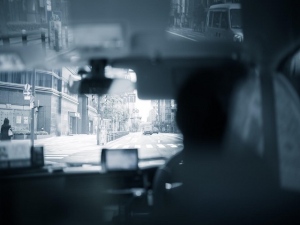 タクシーの運転手には話題が豊富で、雑談上手な人が多い。好き嫌いはあるだろうがそれを大切なコミュニケーションの場ととらえている人もいるだろう。抜け道や渋滞傾向の把握や客のニースに応じた運転の緩急など、生身の人間だからこそ成立しているサービスも多い。 タクシーの運転手には話題が豊富で、雑談上手な人が多い。好き嫌いはあるだろうがそれを大切なコミュニケーションの場ととらえている人もいるだろう。抜け道や渋滞傾向の把握や客のニースに応じた運転の緩急など、生身の人間だからこそ成立しているサービスも多い。
