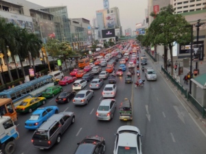 トヨタは11年ぶりに新興国戦略車「IMV」を全面刷新した。タイやインドネシアなどで生産し、部品メーカーに「年産120万台規模」と提示した大規模プロジェクトだ。しかし、予想に反して苦しい状況が続いている。 トヨタは11年ぶりに新興国戦略車「IMV」を全面刷新した。タイやインドネシアなどで生産し、部品メーカーに「年産120万台規模」と提示した大規模プロジェクトだ。しかし、予想に反して苦しい状況が続いている。