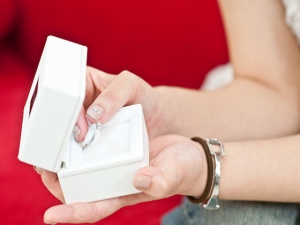 銀座ダイヤモンドシライシは、20歳~49歳の既婚・未婚の男女500名を対象にインターネットによる「結婚に関する意識調査」を実施した。 銀座ダイヤモンドシライシは、20歳~49歳の既婚・未婚の男女500名を対象にインターネットによる「結婚に関する意識調査」を実施した。