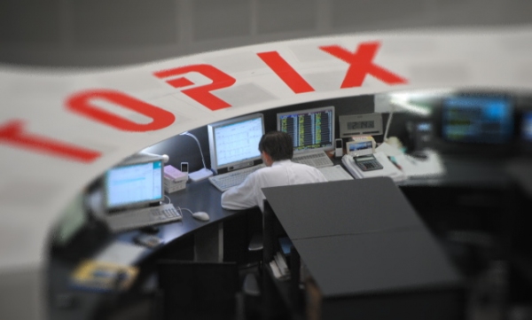 日経平均の前引けは１万６７９１円５６銭（２５３円４３銭安）、ＴＯＰＩＸは１３６３．５７ポイント（２５．２４ポイント安）、出来高概算（東証１部）はは１５億７１８７万株。