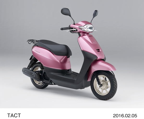 ホンダは低シート高タイプの50ccスクーター「タクト・ベーシック」のカラーバリエーションを変更して発売する。写真は、新色のピーチピンクメタリック。（写真提供：ホンダ）