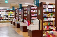 紙のメディアが前年割れとなるのは11年連続、前年比94.7%だった。減少率は1950年に調査を始めてから過去最大だ。とくに稼ぎ頭の雑誌の落ち込みが深刻で、雑誌は前年比91.6%と大きく落ち込んだ