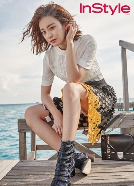 女優キム・テヒがモルディブで撮影したファッショングラビアを公開し、視線を集めている。写真：InStyle