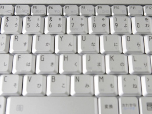 PC利用者のスマホやタブレットへの移行状況は、全体の2割強のPCの利用が減少しており、特に、メールやニュース、動画、検索エンジンの利用はスマートフォンやタブレットへ移行している。