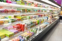 総合スーパー低迷には、ネット通販の普及や有力専門店が郊外に拡大していることが背景にある。構造改革で活性化できるのか、それとも撤退やむなしか。改革を選んだイオンと撤退を選んでいるセブン&アイやユニー、その結末は果たして…。