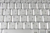 PC利用者のスマホやタブレットへの移行状況は、全体の2割強のPCの利用が減少しており、特に、メールやニュース、動画、検索エンジンの利用はスマートフォンやタブレットへ移行している。