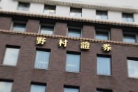 相場地合いの悪さを現しているのが野村ホールディングス＜８６０４＞（東１・１００株）で、前日、４９４円と１３年１月以来３年ぶりに５００円台を割り込み今朝も一旦は５１２円と戻したものの再び４９０円台の軟弱な展開となっている。