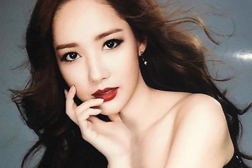 女優パク・ミニョンが魔性の女、“ファム・ファタール”の魅力を誇った。写真：パク・ミニョンのインスタグラム