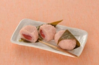ファンデリ―＜３１３７＞（東マ）は、栄養価を調整し、福岡県産あまおうを使用した「福岡県産あまおうの桜餅」を３月１日（火）より、健康食宅配サービス『ミールタイム』にて数量限定で発売する。