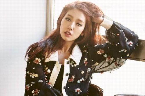 女優パク・シネと少女時代スヨン、ユリが大学卒業証書を授与される。写真：ELLE