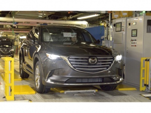 日本で生産を開始した新型「CX-9」、ボディサイズは全長×全幅×全高5065×1969×1716mm、ホイールベース2925mmと大きい。これは従来車よりも30mm短く、ホイールベースは60mm長い。ここに3列シートが収まる