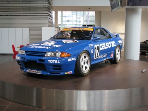 1990年にグループAに参戦し、デビューウインを飾った往年の「カルソニック・スカイラインGT-R」、ドライバーは名手・星野一義選手だった。