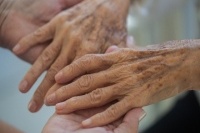 介護職が何かと話題になることの多い昨今だが、そんな中、ウェルクスは介護職を対象に「介護職が考える、最高の親の介護」に関する調査を実施した。