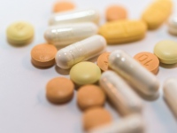 統合失調症をはじめとする急性期の精神障害の治療は薬物療法が中心だが、オープンダイアローグ(開かれた対話)」という治療法は薬をほとんど使わず、とにかく会話をして回復させるという。