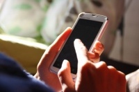 法政大学(東京都)はキャンパス内に1400台もの接続ポイントがあるが、通信量が急激に増加し、利用制限を余儀なくされた。その原因は学業とは関係のない、SNSや動画視聴、オンラインゲームといった「私的利用」だ。