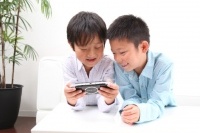 スマートフォンやタブレットが浸透し、ゲームの低年齢化が顕著だ。小学校に上がる前の幼児期から、ゲームに触れる子どもが増えているという。スマホには幼児さえも「ゲーム中毒」にさせてしまう要素が詰まっている。