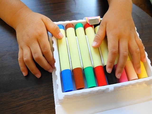 共働き世帯の急増を背景に、保育所の増設が叫ばれている。これに伴い、保育士の確保も必要になってくるが、離職者が多く、現状は不足の状態だ。