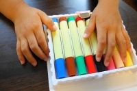 共働き世帯の急増を背景に、保育所の増設が叫ばれている。これに伴い、保育士の確保も必要になってくるが、離職者が多く、現状は不足の状態だ。